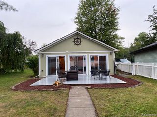 7825 Elizabeth Lake Rd Beach, Waterford, MI 48327