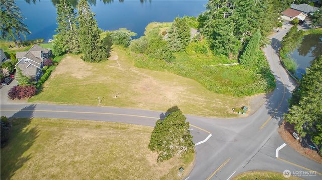 40 E Lakeshore Drive, Allyn, WA 98524