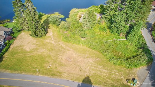 40 E Lakeshore Drive, Allyn, WA 98524