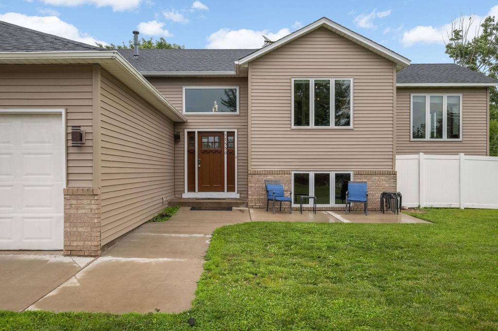 17550 Foxboro Lane, Lakeville, MN 55024 — photo 2