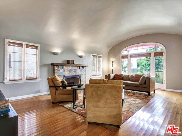 6171 Barrows Drive, Los Angeles, CA 90048