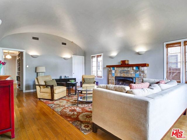 6171 Barrows Drive, Los Angeles, CA 90048