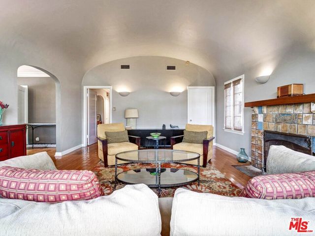 6171 Barrows Drive, Los Angeles, CA 90048