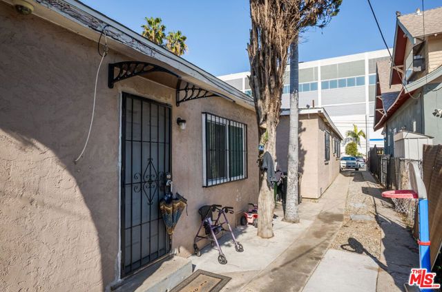 712 W 40th Place, Los Angeles, CA 90037