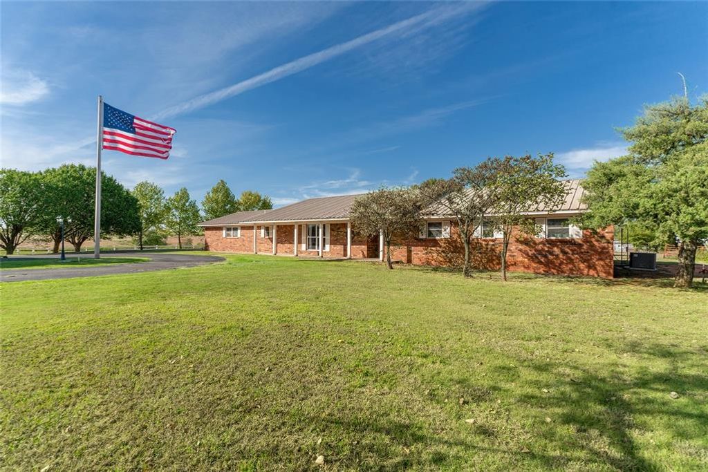 22609 E 1000 Road, Arapaho, OK 73620