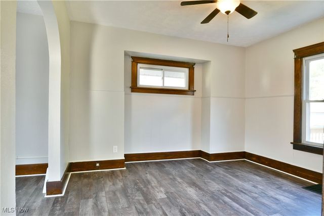 781 Oak Knoll Avenue SE, Warren, OH 44484