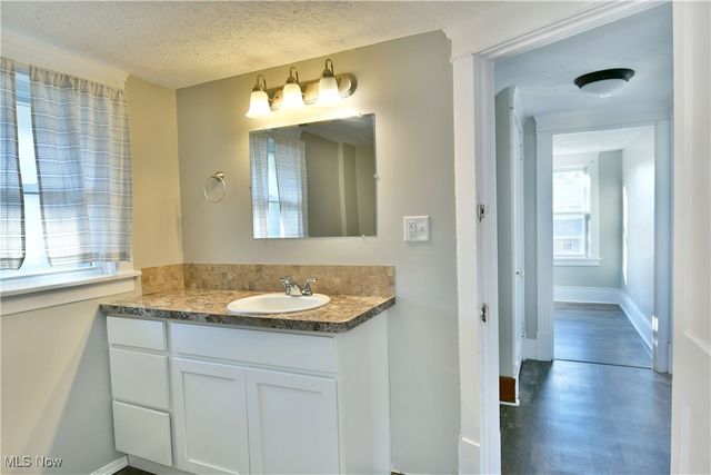 781 Oak Knoll Avenue SE, Warren, OH 44484