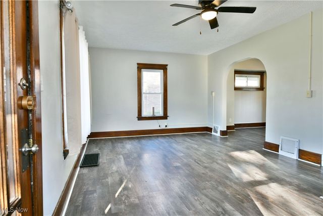 781 Oak Knoll Avenue SE, Warren, OH 44484