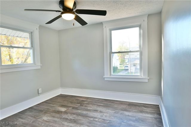 781 Oak Knoll Avenue SE, Warren, OH 44484