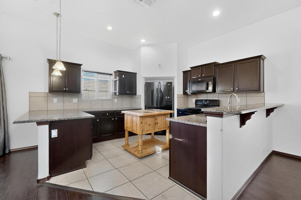 Image 11 of property listing at 11027 Gladiolas Place NW, Albuquerque, NM 87114