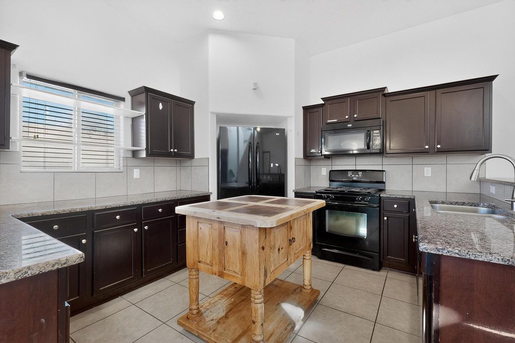 Image 12 of property listing at 11027 Gladiolas Place NW, Albuquerque, NM 87114