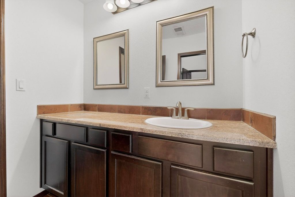 Image 19 of property listing at 11027 Gladiolas Place NW, Albuquerque, NM 87114