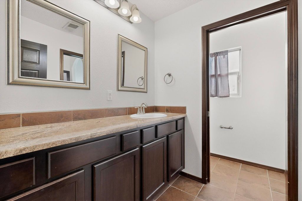 Image 20 of property listing at 11027 Gladiolas Place NW, Albuquerque, NM 87114