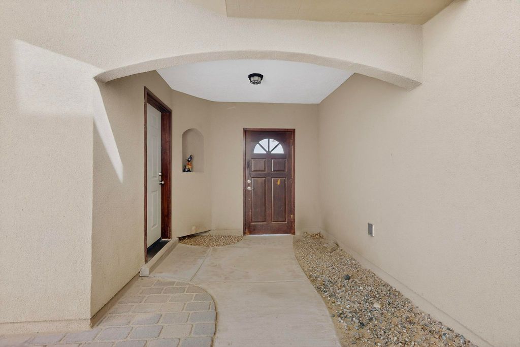 Image 6 of property listing at 11027 Gladiolas Place NW, Albuquerque, NM 87114