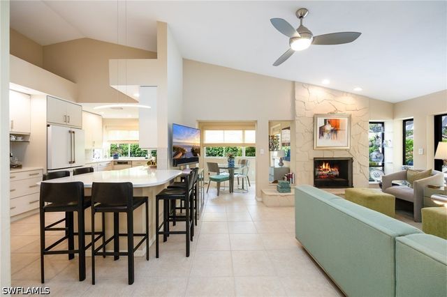 360 Edgemere WAY N 25, Naples, FL 34105
