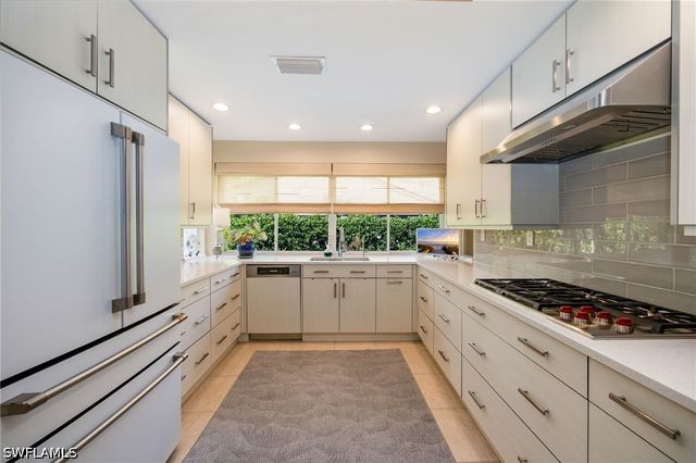 360 Edgemere WAY N 25, Naples, FL 34105