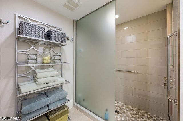 360 Edgemere WAY N 25, Naples, FL 34105