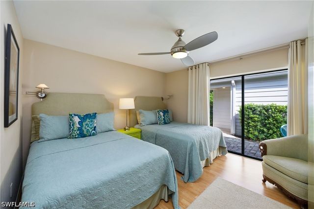 360 Edgemere WAY N 25, Naples, FL 34105