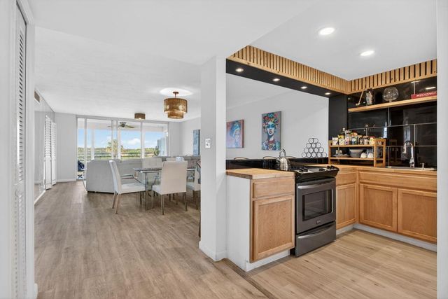 3960 Oaks Clubhouse Drive 512, Pompano Beach, FL 33069