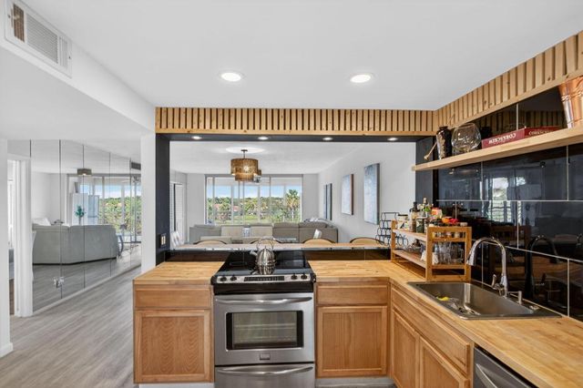 3960 Oaks Clubhouse Drive 512, Pompano Beach, FL 33069