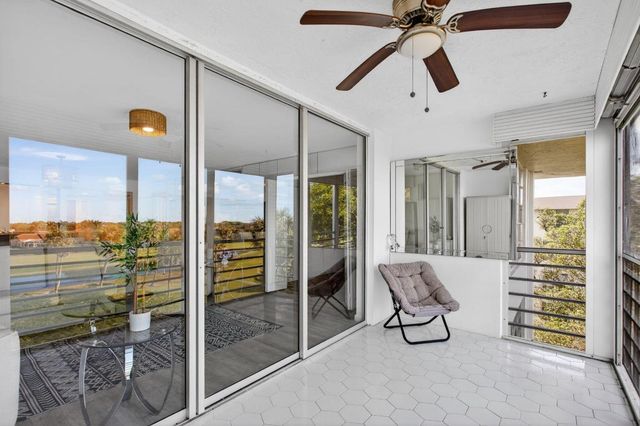 3960 Oaks Clubhouse Drive 512, Pompano Beach, FL 33069