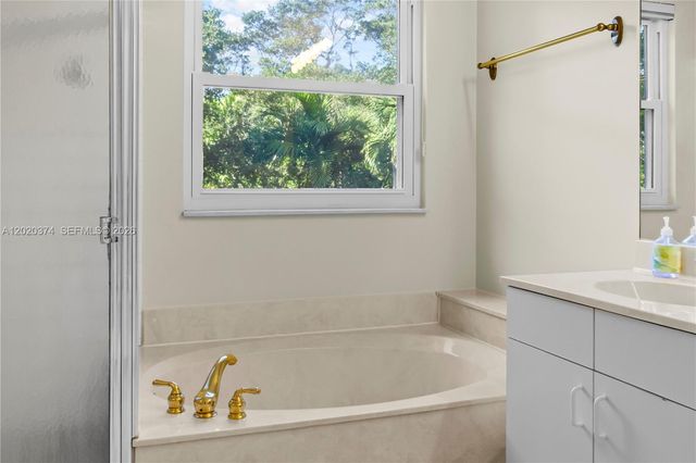 6885 NW 75th Pl, Parkland, FL 33067