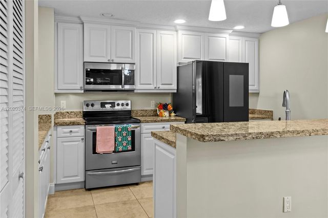 6885 NW 75th Pl, Parkland, FL 33067