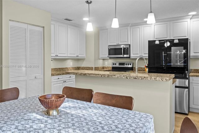 6885 NW 75th Pl, Parkland, FL 33067
