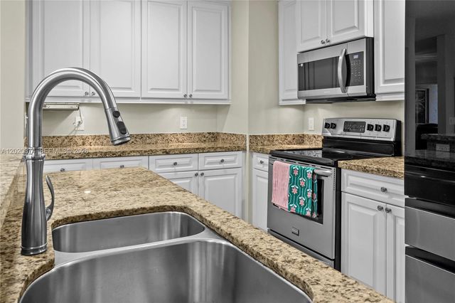 6885 NW 75th Pl, Parkland, FL 33067