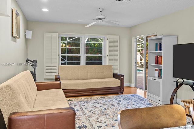 6885 NW 75th Pl, Parkland, FL 33067
