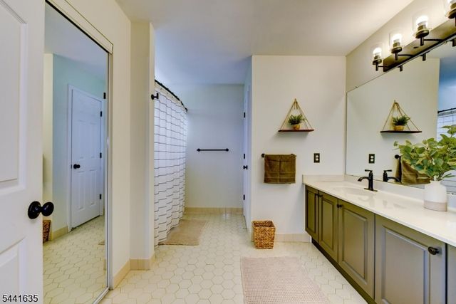 88 Watch Hill Rd, Hackettstown Town, NJ 07840