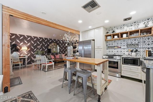 2343 E EARLL Drive, Phoenix, AZ 85016