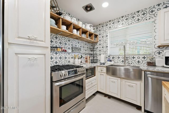 2343 E EARLL Drive, Phoenix, AZ 85016