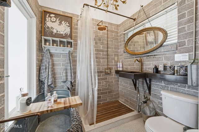 2343 E EARLL Drive, Phoenix, AZ 85016