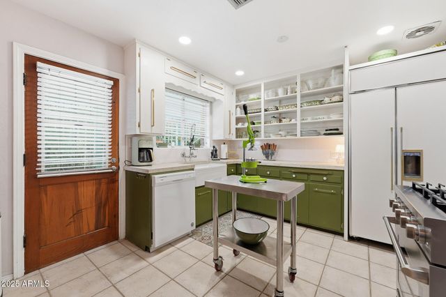 2343 E EARLL Drive, Phoenix, AZ 85016