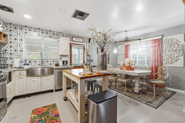 2343 E EARLL Drive, Phoenix, AZ 85016