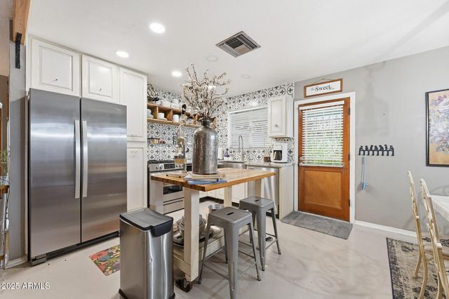 2343 E EARLL Drive, Phoenix, AZ 85016