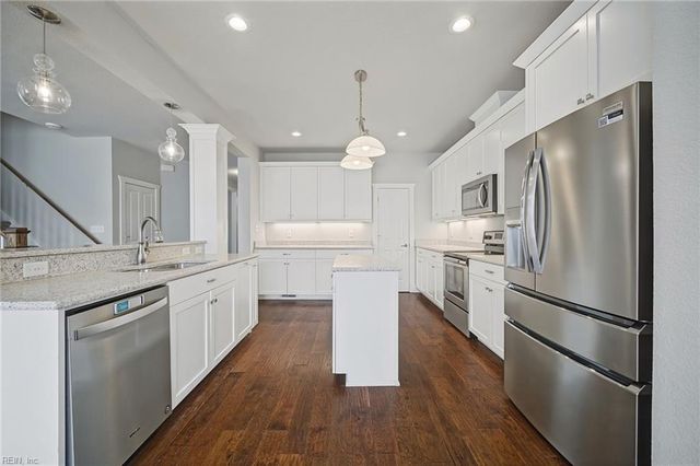 1933 Reefwood RD, Chesapeake, VA 23323