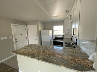 911 Vance Jackson Rd Apt Z, San Antonio, TX 78201