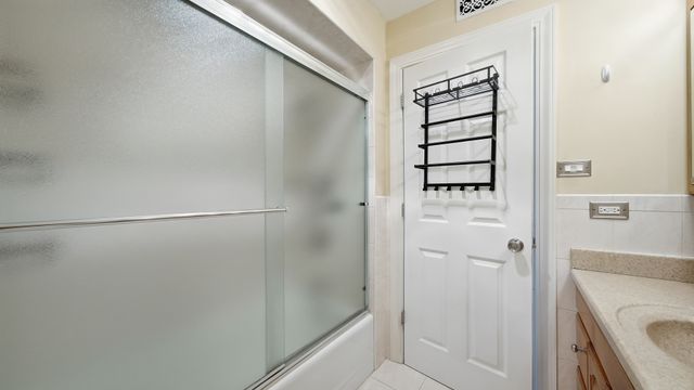 9510 S 86th Avenue 305, Hickory Hills, IL 60457