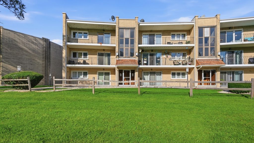 9510 S 86th Avenue 305, Hickory Hills, IL 60457