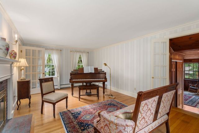 9 Oakley Rd, Dover, MA 02030