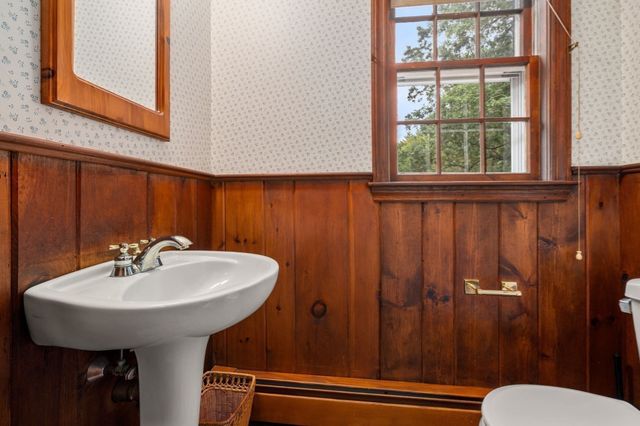 9 Oakley Rd, Dover, MA 02030