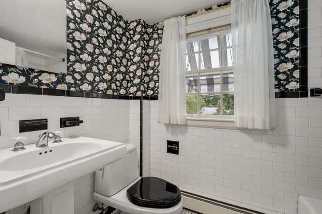 9 Oakley Rd, Dover, MA 02030