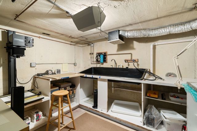 9 Oakley Rd, Dover, MA 02030