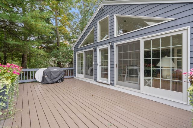 9 Oakley Rd, Dover, MA 02030