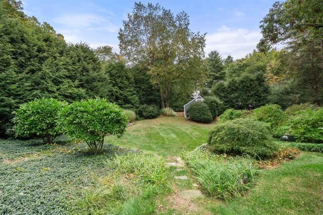 9 Oakley Rd, Dover, MA 02030