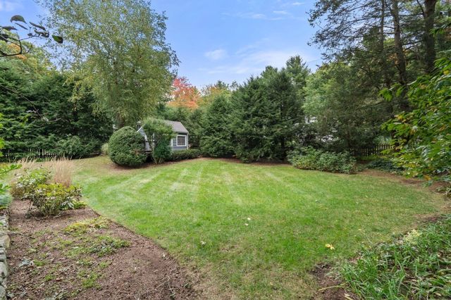 9 Oakley Rd, Dover, MA 02030