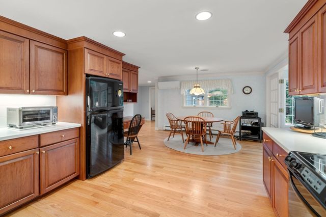 9 Oakley Rd, Dover, MA 02030