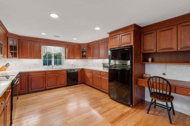 9 Oakley Rd, Dover, MA 02030